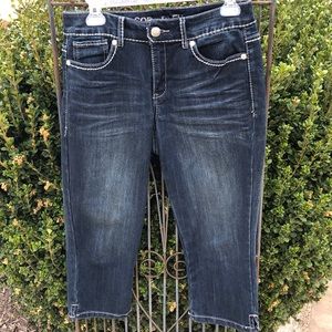 Code Bleu Demim Capri pants with embroidered pockets 6P